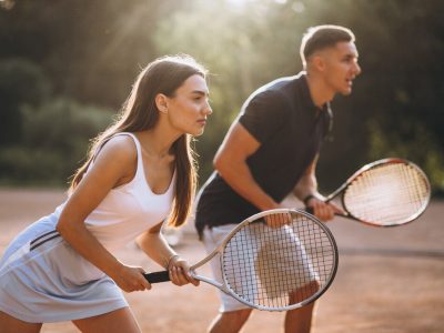 pareja-joven-jugando-tenis-cancha_1303-16316